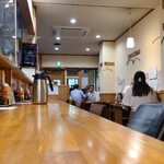 Kogashi Yaki Soba Kiichi - 店内は明るい茶色の木製カウンターと同色の木製テーブルセットでゆっくり出来る雰囲気
                        お席はカウンター6席、テーブル6席×1卓、テーブル4席×1卓、テーブル2席×2卓の合計20席
