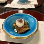 うぶすなの郷 TOMIMOTO - 鰻が表面カリッとなかはふわっと、山かけの上は紫蘇の花穂、焼き茄子ときゅうりの酢の物が敷かれてます