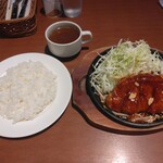 ロイヤル羽生洋食軒 - 写真では分かりにくですが、いい匂いが充満。