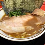 横浜家系ラーメン 裏大輝家 - デフォはモモのスモークチャーシューで大判。