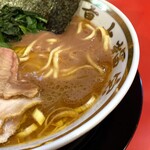 横浜家系ラーメン 裏大輝家 - 豚骨も醤油も強めで超濃厚なスープ。