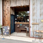 ラフ&タフ コーヒースタンド - 店舗入口