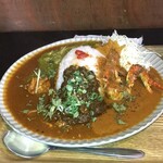 カレー食堂 ジャンゴ - 手前がザクカレー　右がワタリガニのココナッツカレー