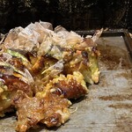 お好み焼きもみじ - カリｯカリでジューシー「油カス」の照り具合ヤバイ
