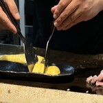 お好み焼きもみじ - 1切れずつ和菓子のように丸めて切ってくれるから食べやすく、見応え抜グンb(ˊᗜˋ*)❑””