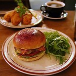 クリッターズバーガー - コルビージャックベーコンチーズバーガー(1,760円)
            フライドチキン 3P(1,100円)
            ホットコーヒー(495円)