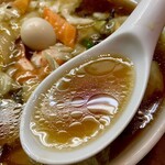 Beni Kujiyaku - 濃いめの醤油味に餡掛け野菜の甘みがスープに溶けていて、まさに五目うま煮といったコクのある味