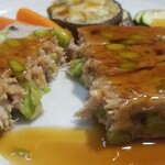 キッチン ブルー グローブ - テリーヌの断面、枝豆が見えます