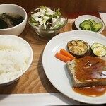 キッチン ブルー グローブ - 鶏挽肉と枝豆のテリーヌ　スモーク香る甘辛和風ソース