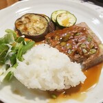 キッチン ブルー グローブ - ソースが多いので、ご飯を乗せます