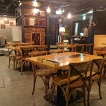 おにくテリア - 店内。ずーっと空いていた。うんちくを聞かされていたら急に…トイレを借りました