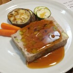 キッチン ブルー グローブ - 鶏挽肉と枝豆のテリーヌのアップ