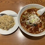 中華料理 華宴 - マーラー刀削麺 半チャーハン