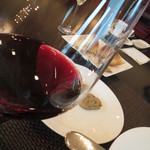 マリーゴールド門司港迎賓館 - テーブルクロスは利用されず、お皿は白い。ワインの色を見る為です