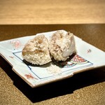 日本料理FUJI - ■玉取茸のおかき揚げ
      この椎茸の保水力、凄まじいです！
      大袈裟でなく、まるでスープを飲んでいるかのよう。
      その瑞々しさと、カリカリ香ばしいおかきとのコントラストに悶絶ものの美味しさ。