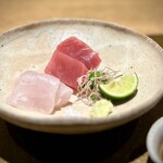 日本料理FUJI - ■お造り（ハタ・キハダ鮪）
      年間でも揚がることはほとんどないという、定置のキハダ。幸運です(^^)
      程よい弾力と優しい甘味が心地いい。
      一方のハタは、王道の余韻が長い美味しさ♪