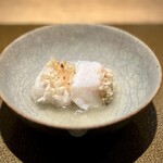 日本料理FUJI - ■白甘鯛の松笠焼き
      絶妙な火入れの、この断面の美しさときたら！
      惚れ惚れします♪
      鱗まわりが美味しい白甘鯛の魅力を存分に引き出し、これまた白甘鯛で引いた出汁と一緒にいただいたら、もう昇天です！