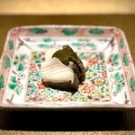 Nihon Ryouri Fuji - ■蒸し鮑
                前述の通りの鮑なのですが、驚くのが、身の柔らかさと旨味、肝の味わいの深さ！
                さらに、本当に海藻の香りがめちゃめちゃ豊か。
                マイベスト鮑も更新？(^^)