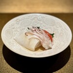 日本料理FUJI - ■じんどう烏賊
      イカまで、なんと泳がせだそう(^^)
      その身は柔らかく、軽く炭火で甘みを引き立てて美味。
      モロヘイヤや、静岡自慢のフルーツトマトのアメーラで爽やかさも備えた一皿。