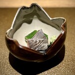 日本料理FUJI - ■えぼ鯛の酢〆
      このえぼ鯛も、泳がせだそう。すごいなぁ。
      えぼ鯛自体は優しく控えめな美味しさ。
      ほのかな甘さのある赤酢で、いい塩梅に味を整えてくれます。