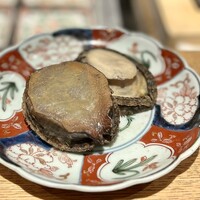 日本料理FUJI - ■由比の鮑
                    決して鮑が有名な場所ではないそうですが、豊かな海藻をたくさん食べているとのこと。