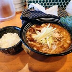 鮮魚鶏出汁麺 沢むら - 鮮魚かつお麺 900円+半白飯 100円
            
            白湯に褐色の上澄み。
            鰹の風味と、旨味がドーンと口内に広がります。
            白湯は!?鶏ですね。
            ネーミングに偽りなく、かつおが主役です！