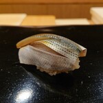 日本橋蛎殻町 すぎた - 小肌　(出世魚　シンコ→コハダ→ナカズミ→コノシロ)