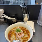 らぁ麺 せんいち - 妥協のない超洗練系ですね。すっきりチンタンにチー湯で熱々。鶏ベースにイリコ煮干しも感じる。ネギが食べたことないくらい超旨かった（切り方も見たことない）。味変モノは一切置いてない意識高い系。