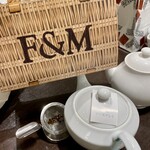 フォートナム・アンド・メイソン・ティーショップ 日本橋三越店 - 持ち帰り用の箱とポットの紅茶