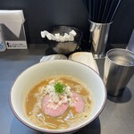 らぁ麺 せんいち - ニボシ！濃いわ〜。こんな濃いのに苦味エグ味ゼロ。塩味で上手くバランスとってると思う。超洗練系のギリギリの「暴れ」を垣間見た。