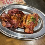 飛騨焼肉・ホルモンぼたん - 名物アカ、飛騨牛カルビ