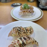 かっぱ寿司 - 手前　サーモンマヨペッパー炙り 110円