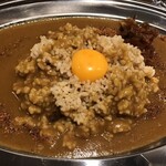 大阪マドラスカレー　 - 福神漬けと辛味スパイス投下