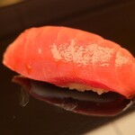 鮨 あらい - ⑮本鮪背トロ(北海道産&宮城県塩釜産)
      筋が在るように見えますが滑らか過ぎて欠片も違和感を感じません
      特有の薫り、微かな酸みと軽やかでもトロッとくる脂の旨み、爽やかな口溶けを楽しみました