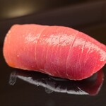 鮨 あらい - ⑯本鮪血合い岸(北海道産&宮城県塩釜産)
      鮨あらいサンと言えば本鮪！が代名詞
      腹トロ、上質な神戸牛のようなサシが美しい
      濃厚な旨みとコク、口の中でサッと融けて行く
      余韻に力強さがあります