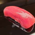 鮨 あらい - ⑭本鮪赤身(北海道産&宮城県塩釜産)
      赤身といってもサシが入っており、室温に慣らした赤身はもう溶け出さんばかり
      口に入れると滑らかに溶け、ほのかな酸味としっかりした旨みが拡がります