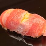 鮨 あらい - ⑰本鮪蛇腹(北海道産&宮城県塩釜産)
      良い蛇腹は筋さえもトロトロで違和感ゼロ
      怒涛の脂のり、かすかな酸味と華やかな旨みとコクが口腔内を席巻し至福の時を迎えます
