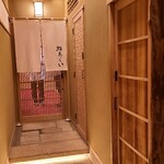 鮨 あらい - JR山手線新橋駅から徒歩約5分、銀座8丁目の交差点に面したスタイリッシュなビルの2階にある｢鮨あらい｣さん 
      厳選した食材を丁寧に手当てして、素晴らしい肴と握りへと昇華させています