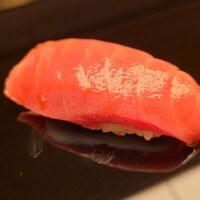 鮨 あらい - ⑮本鮪背トロ(北海道産&宮城県塩釜産)
                    筋が在るように見えますが滑らか過ぎて欠片も違和感を感じません
                    特有の薫り、微かな酸みと軽やかでもトロッとくる脂の旨み、爽やかな口溶けを楽しみました