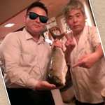 海庵 勇魚 - 新鮮な魚を持って、オヤジさんとツーショット。