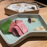 最飛び飛騨牛 しゃぶすき家 馬喰一代 名古屋WEST - 特選飛騨牛刺身風盛り（霜降り、タタキ、ハツ、シロセンマイ）