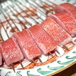 日本料理FUJI - 並々ならぬオーラを纏うこちらは、活〆の金目鯛。
      サスエ前田さんの熱意に動かされた漁師の方々のおかげで、普通は絶対に口にできない魚をいただけます。