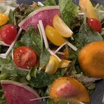 Mori Meshi - 水菜、ベビーリーフ、フリルレタス、にんじん、カボチャ、赤かぶ、2色のフルーツトマトが楽しめるシャキシャキで鮮度抜群な野菜がたっぷり摂取できる。