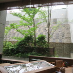 寿司 濱芝 - 内観_カウンター席から外を臨む