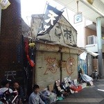 鉄板焼 ホルモン やまき - 店の前。　１個１００円で、何か売ってますよ。