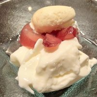 ロッシ - プランツォＡ 1300円 の洋ナシのコンポート、ヨーグルトとアイス添え