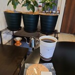 コーヒースタンド ゲンカン - スリーブとロゴマーク。