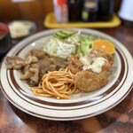 三平 - 2品から、チキン南蛮と生姜焼きをチョイスしました。