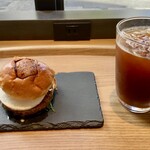 ランプライトブックスカフェ - 照り焼きバーグ&目玉焼き、アイスコーヒー