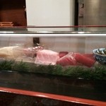 東寿司 - ネタケース。